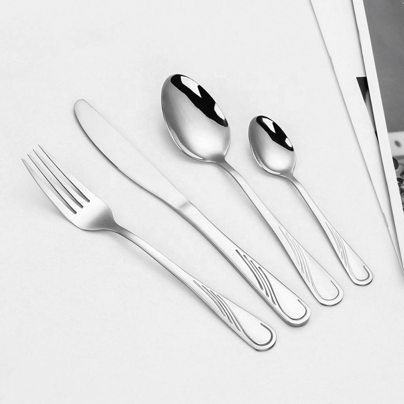 Set de tacâmuri reutilizabile din ținută ieftină cu model